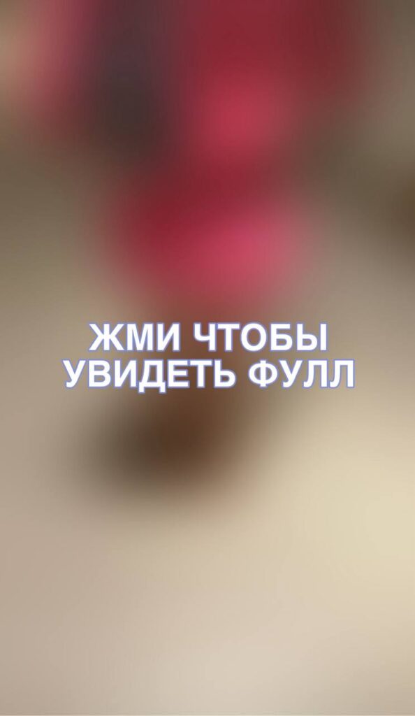 Инстасамка у окна в нижнем белье