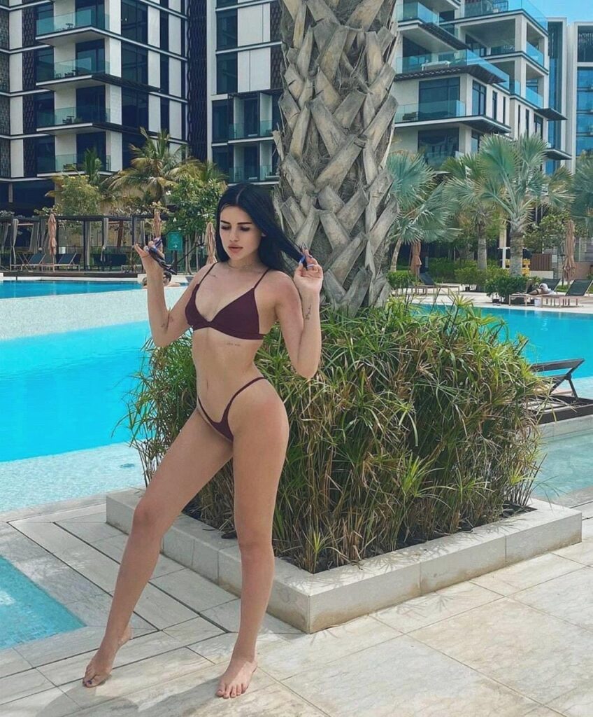 Карина Аракелян на постели