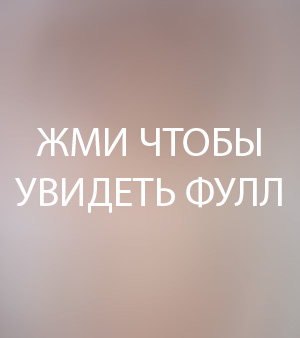 1elochka на фоне кровати в эротичном образе