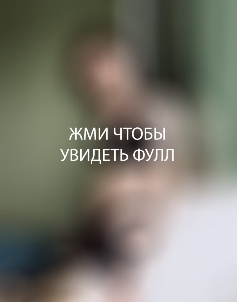 NikolKoulen в расслабленной позе на диване