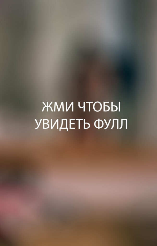 Аня Енина в купальнике на пляже