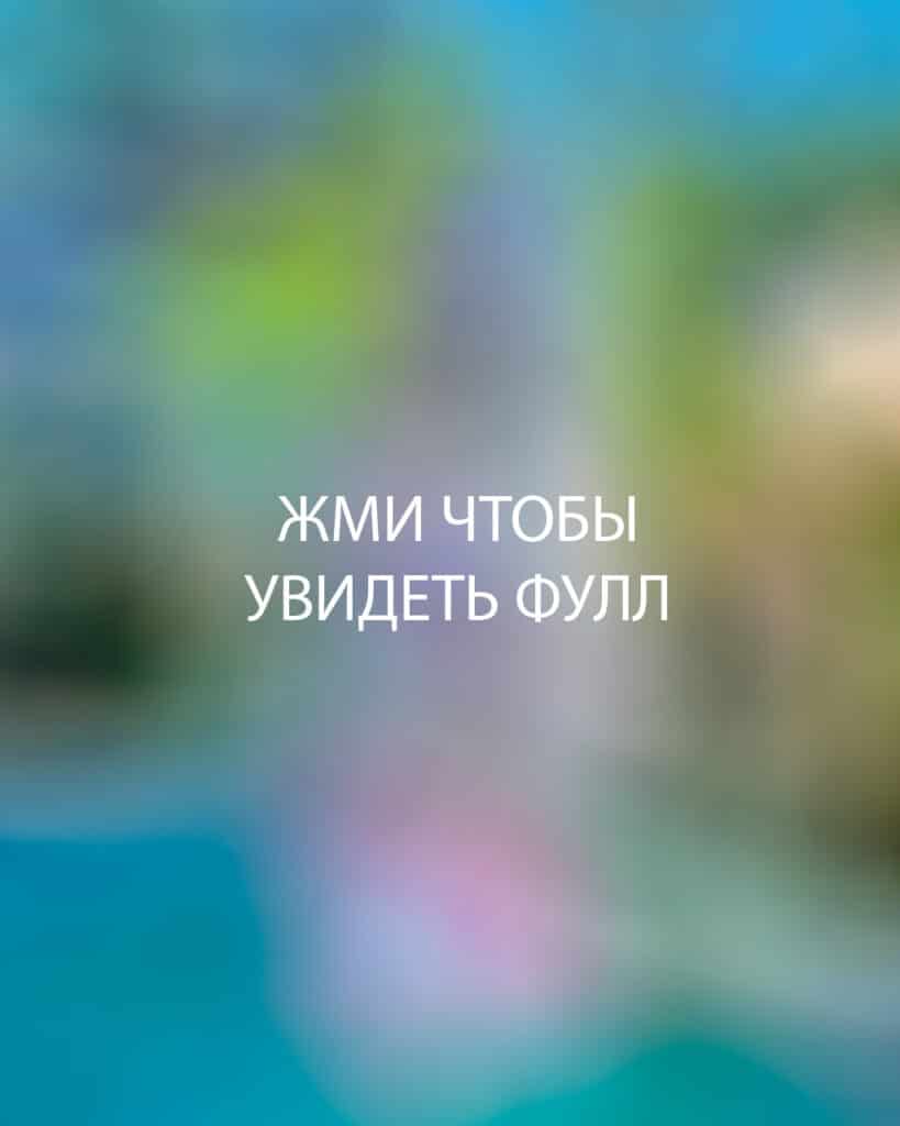 Диана Астер в позе на диване с томным взглядом