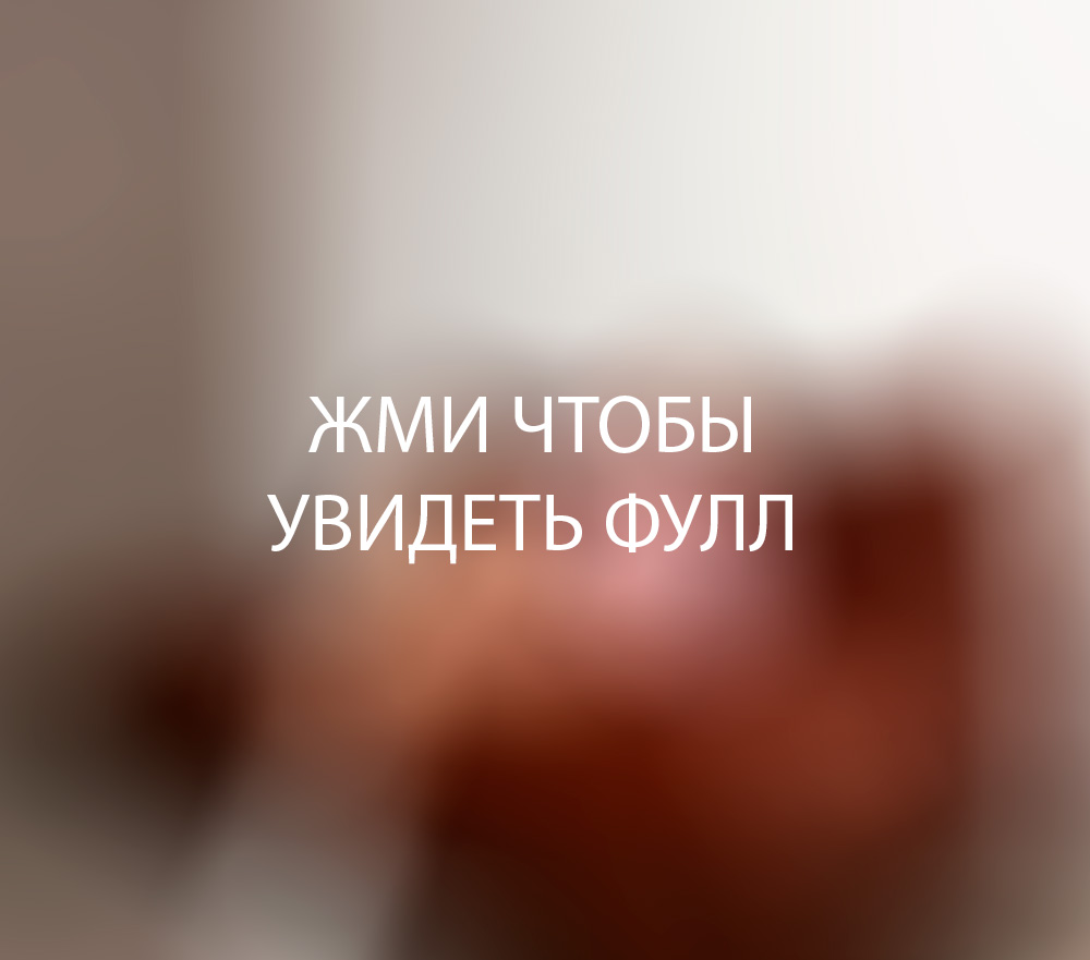 Симбочка в откровенном селфи в спальне