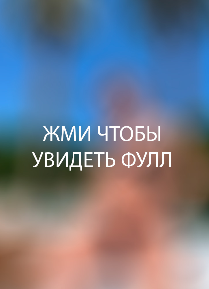 Ana Cheri в спальне в полупрозрачной ночнушке