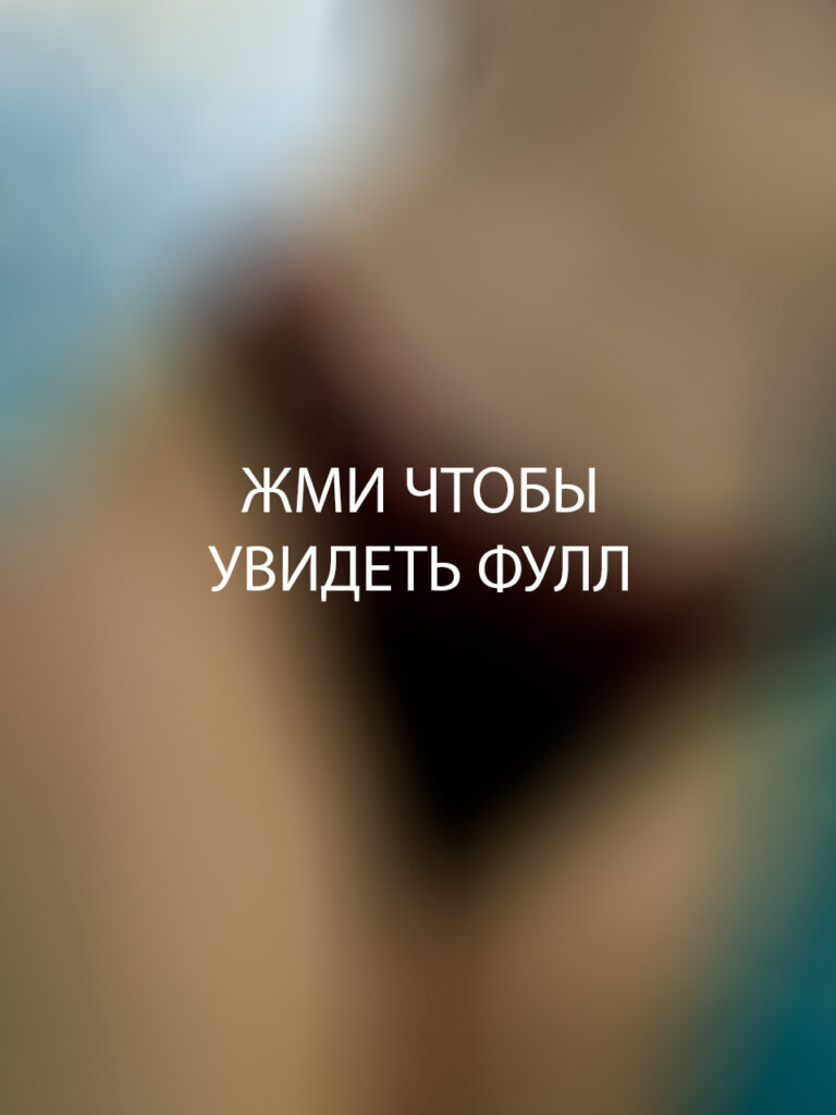 NikolKoulen в эротичной позе для поклонников